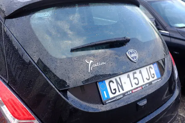 Cremona, İtalya - Haziran 2024 Arka manzara Siyah bir Lancia ypsilon yağmurdan sonra park edilmiş Arka pencere su damlalarıyla