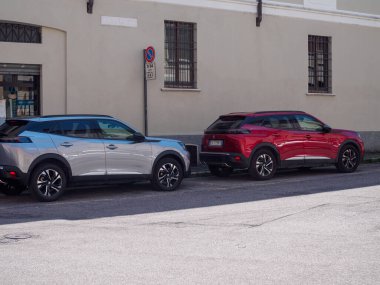 Cremona, İtalya - 10 Haziran 2024 Peugeot SUV 'lar tarihi bir İtalyan köyünde dar bir sokağa park edildiler.