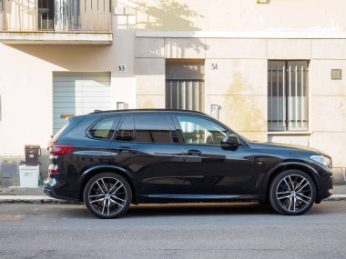 Cremona, İtalya - 10 Haziran 2024 BMW M5 lüks SUv çağdaş bir ortamda bir şehir caddesine park etti.