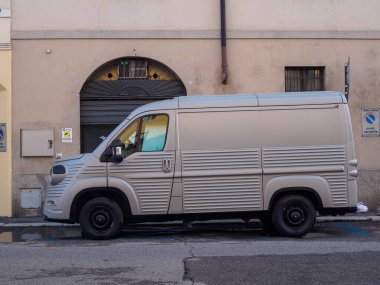 Cremona, İtalya - 10 Haziran 2024 Tip H Citroen Klasik dağıtım minibüsü Avrupa 'da bir caddeye park edilmiş ve zamansız tasarımı ve restorasyonu sergilenmektedir.