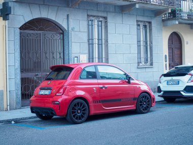 Cremona, İtalya - 10 Haziran 2024 Kırmızı fiat abarth 595 yarışmacısı şehir merkezinde caddeye park etti.