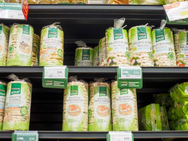 Cremona, İtalya 19 Temmuz 2024 farklı aromalı pirinç kekleri ve karabuğday kekleri süpermarket raflarında müşteriler tarafından toplanmaya hazır bir şekilde sıraya dizilmiştir.