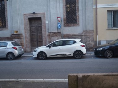 Cremona, İtalya 19 Temmuz 2024 Modern beyaz araba kuyruğunda diğer arabaların arasında eski binanın yakınında, kentsel ulaşım kavramı