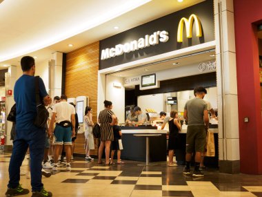Cremona, İtalya 19 Temmuz 2024 Müşteriler sırada bekliyor, McDonald 's restoranındaki çalışanlardan yemek sipariş ediyorlar.