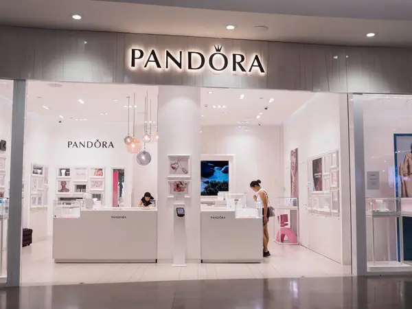 Cremona, İtalya 19 Temmuz 2024 Bir müşteri Pandora mağazasından bir mücevher seçiyor,