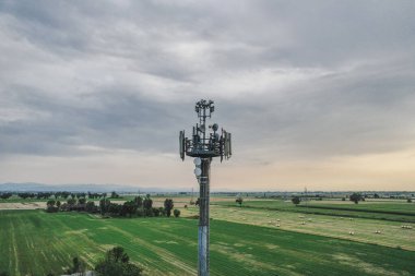 Havacılık, Telekomünikasyon kulesi tarımsal alanda duruyor ve uzak kırsal bölgelerdeki iletişimi sağlıyor. Drone görünümü, pov