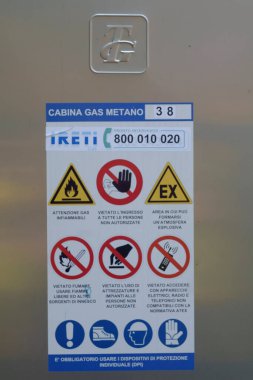 Parma, İtalya 24 Temmuz 2024 Bir metan gazı kabininde çalışmanın güvenlik yönetmeliklerini sıralayan uyarı levhası, işyeri güvenliğinin önemini vurguladı