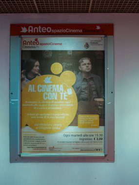 Cremona, İtalya 29 Temmuz 2024 Bir sinemada çekilen ve Leonardo Dicaprio 'nun oynadığı bir film serisinin reklamını yapan afiş