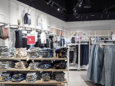 Cremona, İtalya 29 Temmuz 2024 modern bir moda mağazası. Yeni koleksiyonu mankenler ve raflarda sergiliyor.