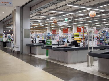 Cremona, İtalya 29 Temmuz 2024 Bir süpermarkette kasiyerler müşterilerin alışveriş arabalarıyla gelmesini bekliyor
