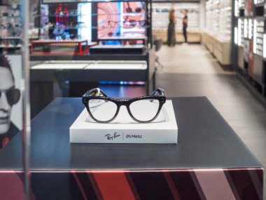 Cremona, İtalya 29 Temmuz 2024 Stil ışın yasağı hikayeleri akıllı gözlükler bir perakende mağazasında sergileniyor, giyilebilir teknolojinin son ürünleri sergileniyor