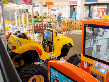 Cremona, İtalya 29 Temmuz 2024 Parlak ışıklı bir alışveriş merkezinin yemek katında boş duran renkli çocuk arabaları