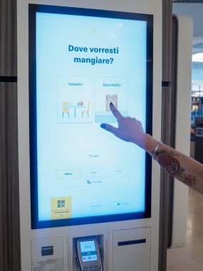Cremona, İtalya 29 Temmuz 2024 Müşteri dijital olarak McDonald 'ın restoranında kiosk sipariş ediyor.