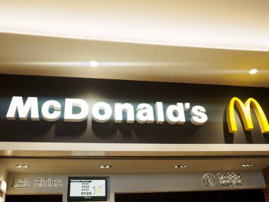 Cremona, İtalya 29 Temmuz 2024 McDonalds Restoran tabelası gece aydınlandı ve sembolik altın kemer logolarını gösteriyor.