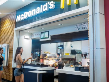 Cremona, İtalya 29 Temmuz 2024 McDonalds restoranından genç bir kadın yemek sipariş ediyor.