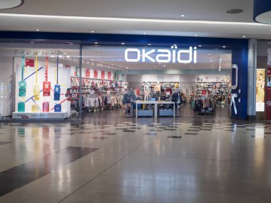 Cremona, İtalya 29 Temmuz 2024 Okaidi, ıssız bir alışveriş merkezinde çocuk koleksiyonunu sunar.