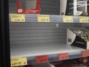 Cremona, İtalya 29 Temmuz 2024 Yiyecek kıtlığı kavramını gösteren bir süpermarketin soğutulmuş bölümünde boş raflar