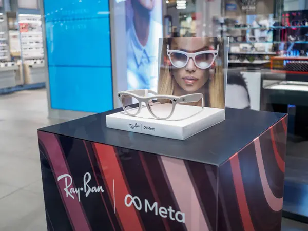 Cremona, İtalya 29 Temmuz 2024 Optisyen dükkanındaki şık vitrin, modern yaşam tarzı için moda ve teknolojinin birleşiminden Ray ban ve metanın en son akıllı gözlüklerini sergiliyor.