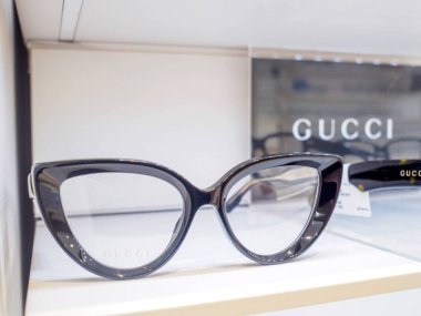 Bir gözlükçünün rafında duran Gucci 'nin siyah gözlük çerçevesi.