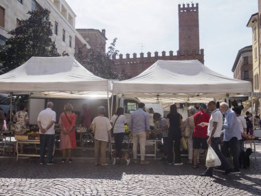 Cremona, İtalya 31 Ağustos 2024 Sırada bekleyen müşteriler, bir açık hava çiftçi pazarından yerel satıcılardan taze meyve ve sebze satın alıyorlar.