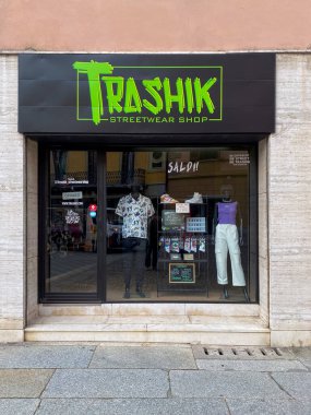 Cremona, İtalya - 2 Temmuz 2023 Trashik sokak giyim mağazası. Dükkan açık ve yeşil tabelası var.