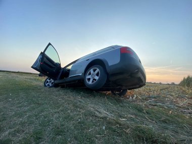 Cremona, İtalya 19 Temmuz 2024 Audi A6 allroad otomobili açık kapılı bir alanda yatıyor.