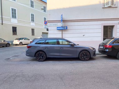 Cremona, İtalya 19 Temmuz 2024 modern bir aile cupra station wagon 'u dar bir Avrupa caddesinde park halinde, klasik bir ortamda şehir ulaşımını gösteriyor.