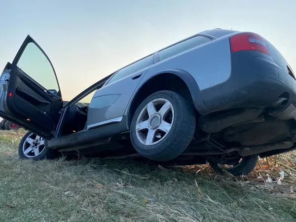 Cremona, İtalya 19 Temmuz 2024 Audi A6 Allroad vagonuna çarpmış, kapılar açık, güvenlik, tehlike ve sigorta düşünceleri uyandırmış. Çekiciyi bekleyen bir enkaz sonrası.