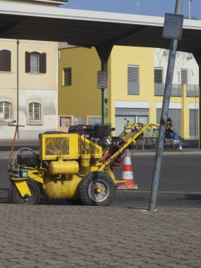 Cremona, İtalya - 19 Eylül 2023 Cadde işaretleme makineleri bir şehir caddesine park edilmiş, güneşleniyorlar, kentsel inşaat projelerinde faaliyete hazırlar.