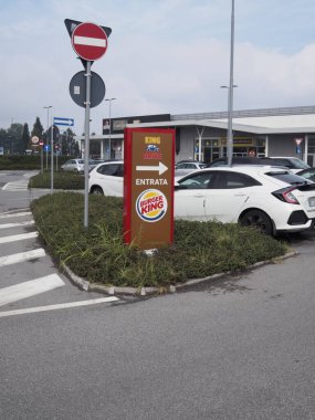 Cremona, İtalya 26 Eylül 2024 Bir Burger King tabelası bir otoparkta duruyor.