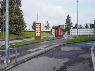 Cremona, İtalya 26 Eylül 2024 Bir fast food restoranında yemek sipariş eden aç sürücülere menü göstermek için sipariş noktasından geç