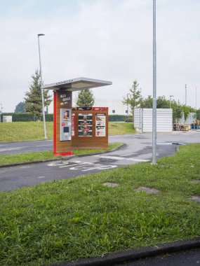 Cremona, İtalya 26 Eylül 2024 Bir fast food restoranında yemek sipariş eden aç sürücülere menü göstermek için sipariş noktasından geç