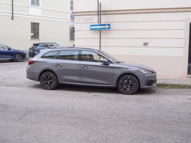 Cremona, İtalya 26 Eylül 2024 şık bir Cupra gri steyşın vagonu, modern Avrupa arabalarının tasarımı ve uygulanabilirliğini gözler önüne seriyor.