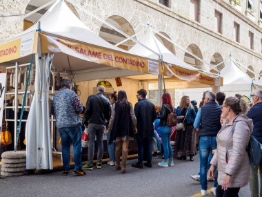 Cremona, Lombardy, İtalya 14 Ekim 2024 Bir açık hava İtalyan salam festivalinde sokak yemeği almak için sırada bekleyen insanlar,