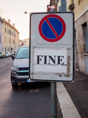 Cremona, Lombardy, İtalya 14 Ekim 2024 Arkasında yasa dışı park edilmiş bir arabanın park alanının sonu olduğunu gösteren bir işaret yok