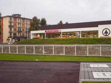 Cremona, Lombardy, İtalya 14 Ekim 2024 Antik Roma harabelerinin üzerine inşa edilmiş modern bir Avro ospar süpermarketi, kent gelişiminde tarih ve modernliğin yan yana gelişmesini sergiliyor.