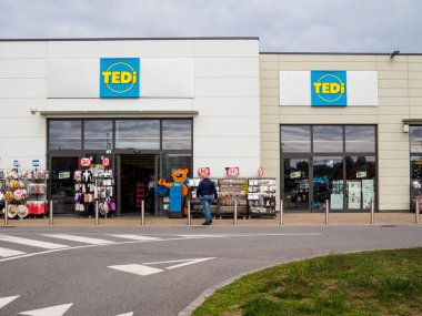 Cremona, Lombardy, İtalya 14 Ekim 2024 Bir müşteri tedi dükkanından bir alışveriş arabasıyla ayrılıyor, Fransa 'da.