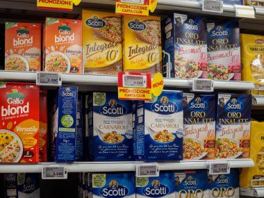 Cremona, Lombardy, İtalya 14 Ekim 2024 Fiyat etiketli aile süpermarket raflarında farklı pirinç paketleri sergileniyor