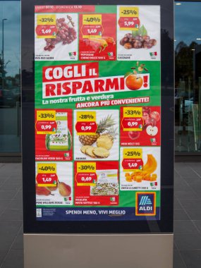 Cremona, Lombardy, İtalya 14 Ekim 2024 Reklam panosu bir süpermarketin önünde, taze meyve ve sebzelerle ilgili özel bir teklif sunuyor.