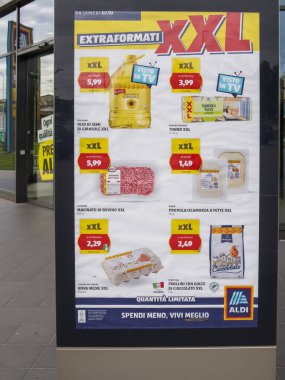 Cremona, Lombardy, İtalya 14 Ekim 2024 Reklam panosu xxl büyüklüğünde gıda ürünlerinin Aldi süpermarketinde indirimli olduğunu gösteriyor, enflasyon kavramı ve artan yaşam maliyeti