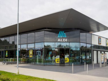 Cremona, Lombardy, İtalya 14 Ekim 2024 Modern Aldi süpermarket binası dışı bulutlu bir günde büyük bir park yeri