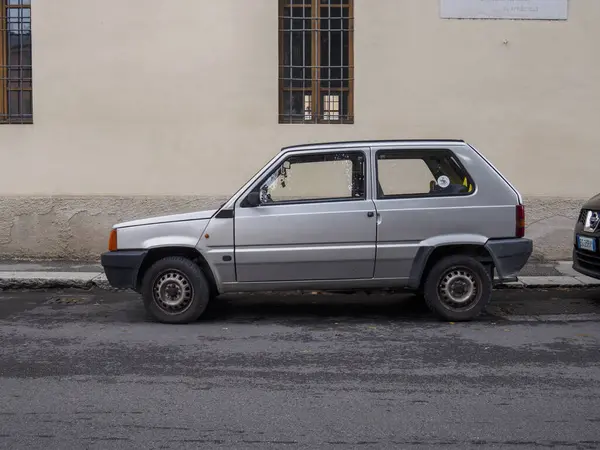 Cremona, Lombardy, İtalya 14 Ekim 2024 Biraz paslı eski bir gümüş keman panda İtalya 'nın sessiz bir caddesinde park halinde.