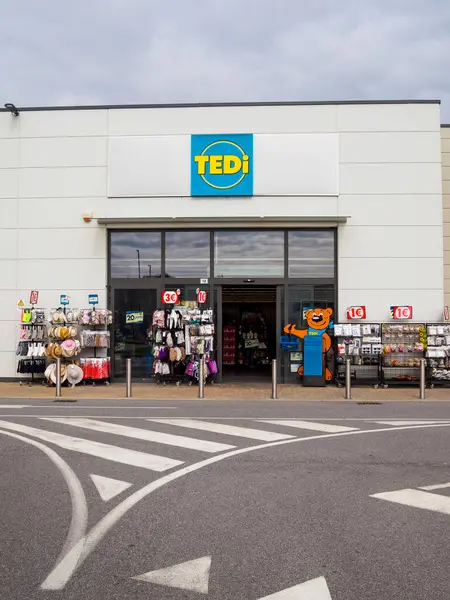 Cremona, Lombardy, İtalya 14 Ekim 2024 Bulutlu bir günde çeşitli ürünlerin sergilendiği bir Tedi indirim mağazası.
