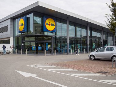 Cremona, Lombardy, İtalya 14 Ekim 2024 Müşteriler ticari bir bölgedeki lidl süpermarket zincirine girip çıkıyorlar.