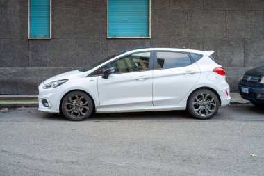 Cremona, Lombardy, İtalya 15 Ekim 2024 Kentin bir yan sokağında beyaz bir Ford Fiesta st hattı park edilmiş, spor tasarımı ve modern özellikleri sergilenmektedir.