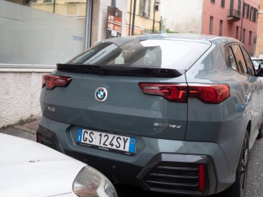 Cremona, Lombardy, İtalya 15 Ekim 2024 Modern gri bmw x2 sdrive18d bir şehir caddesinde park edilmiş, gösterişli tasarımı ve kentsel pratikliği sergilenmektedir