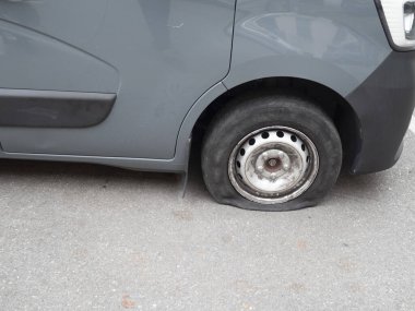 Cremona, Lombardy, İtalya. 15 Ekim 2024. Patlak lastikli karavan.