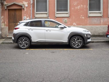 Cremona, Lombardy, İtalya 15 Ekim 2024 Modern elektrikli cip, sürdürülebilir şehir ulaşımı ve çevre dostu sürüş sergiliyor.