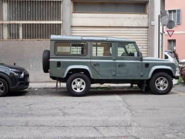 Cremona, Lombardy, İtalya 15 Ekim 2024 Klasik arazi gezgini savunucusu 110 steyşın vagon bir yerleşim yerine park edilmiş ve sembolik tasarımı sergilenmektedir.