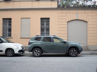 Cremona, Lombardy, İtalya 15 Ekim 2024 Modern Crossover SUv Tipik bir Torino Caddesi 'nde beyaz bir Fiat 500x' in yanına park edilmiş.